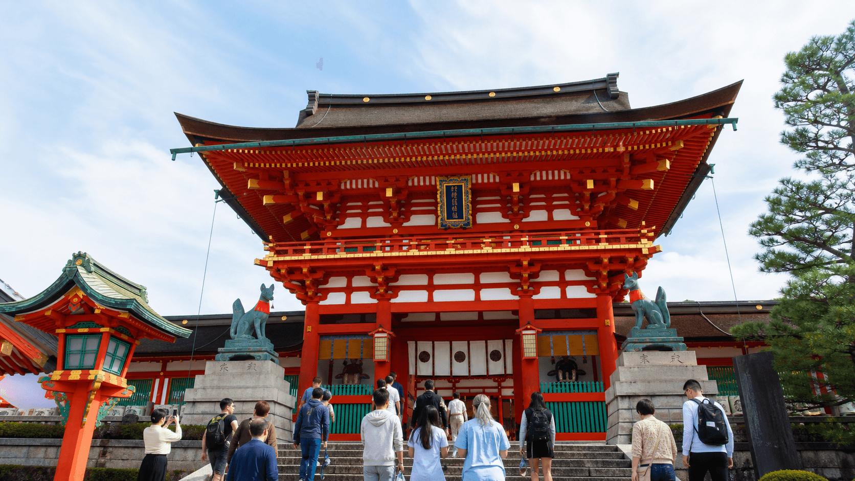 伏见稻荷大社：朱红楼门与神社前庭的当前写实编辑视觉