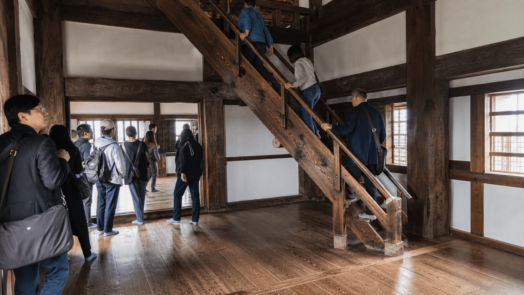 姬路城：主天守木梁与陡峭楼梯的当前写实编辑视觉
