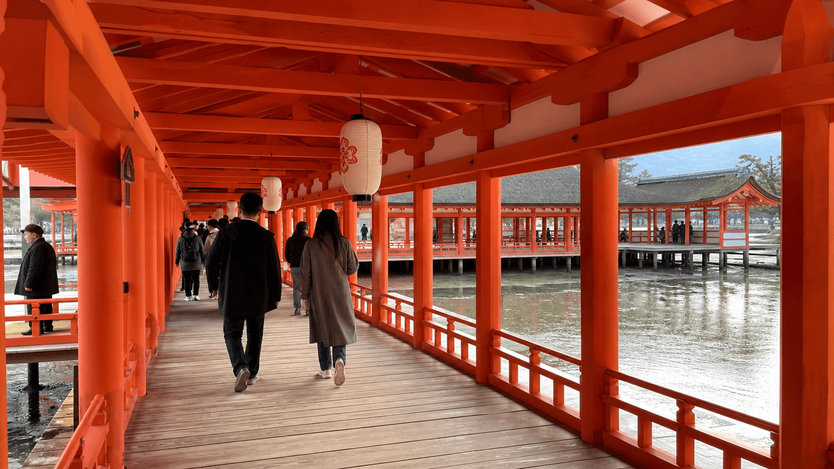 严岛神社：海上朱红回廊的当前写实编辑视觉