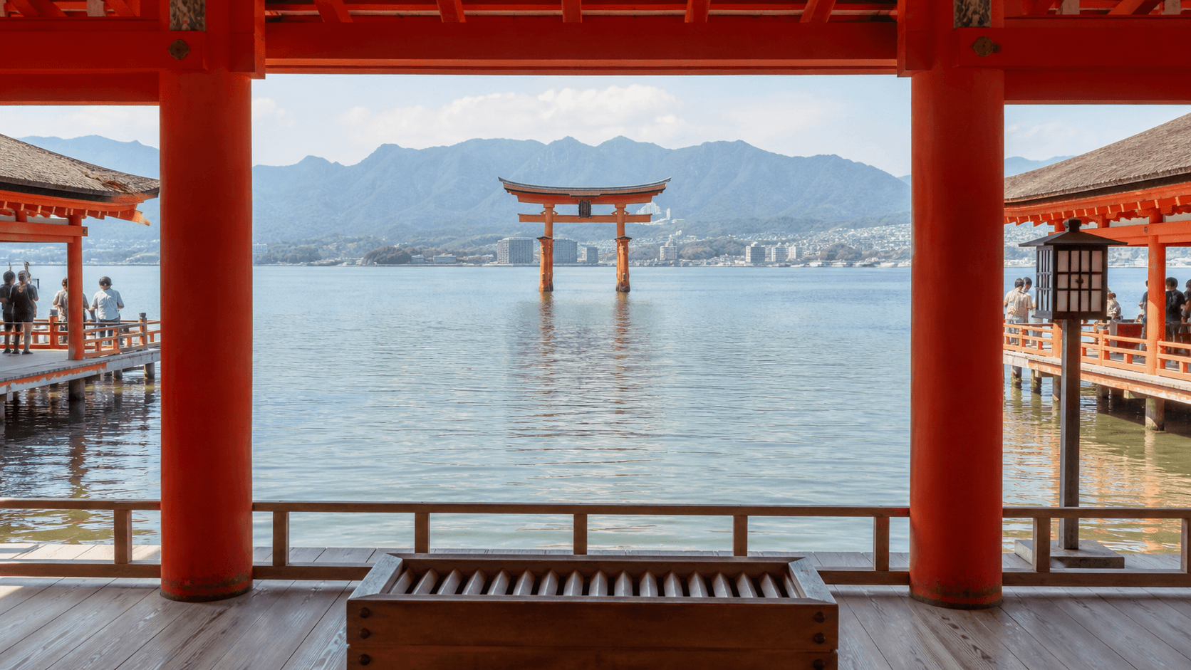严岛神社：从拜殿眺望大鸟居的当前写实编辑视觉