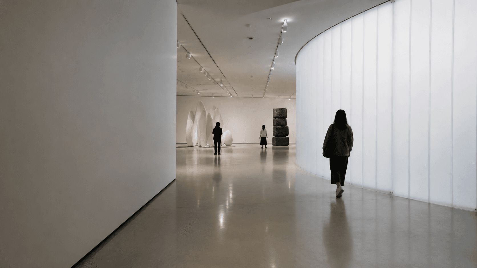 森美术馆上层白色展廊通往当代雕塑空间