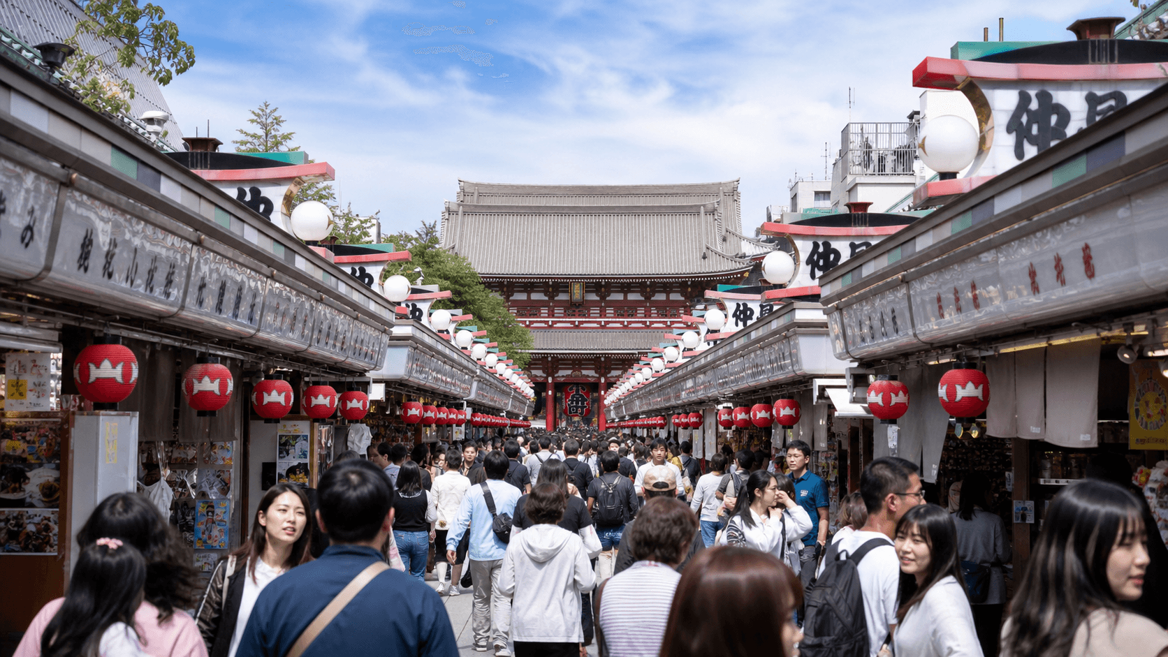 浅草寺：仲见世通往宝藏门的街景的当前写实编辑视觉