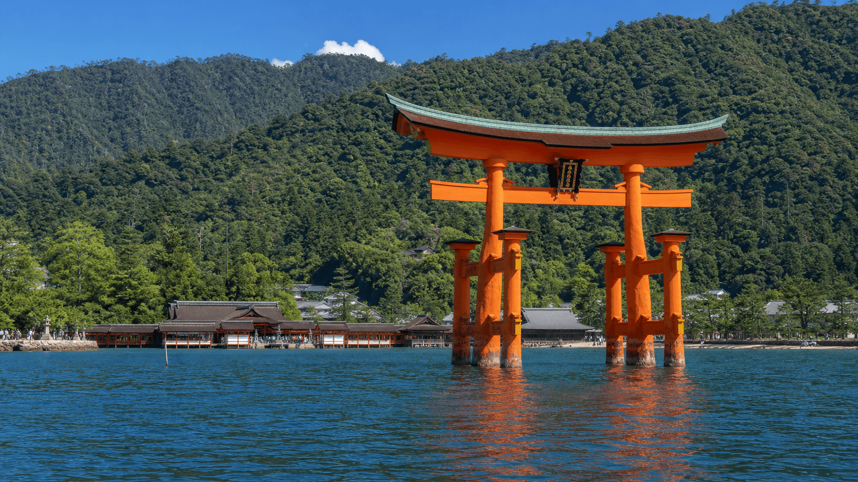 严岛神社:满潮海面上的大鸟居的当前写实编辑视觉